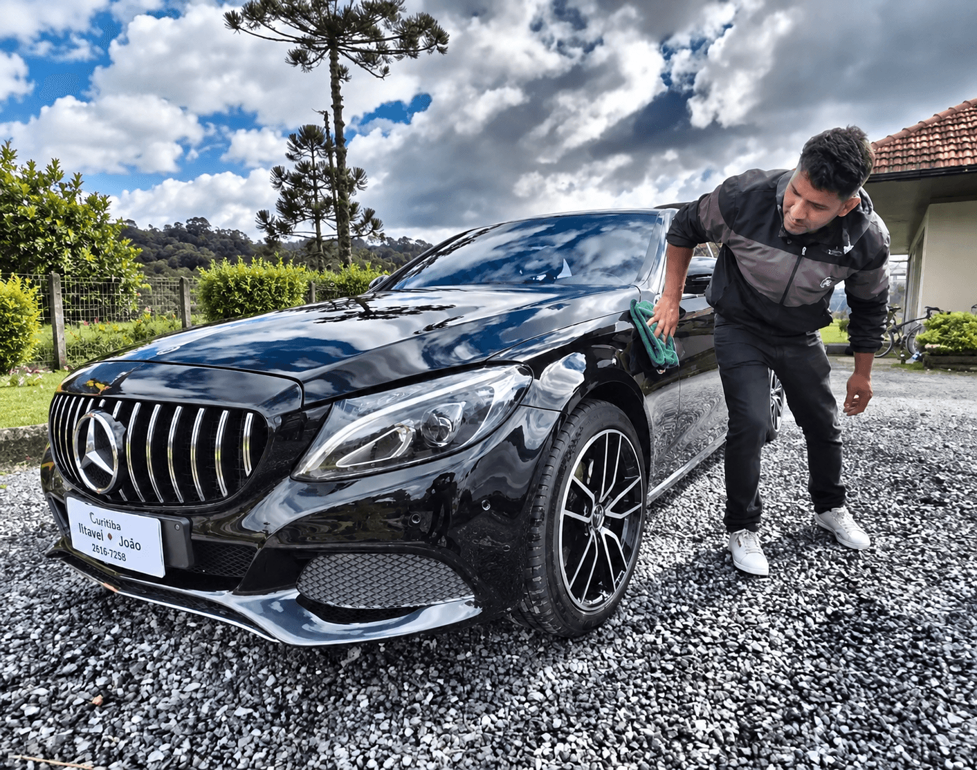 Fundador da Alvarez fazendo a limpeza de uma Mercedes-Benz